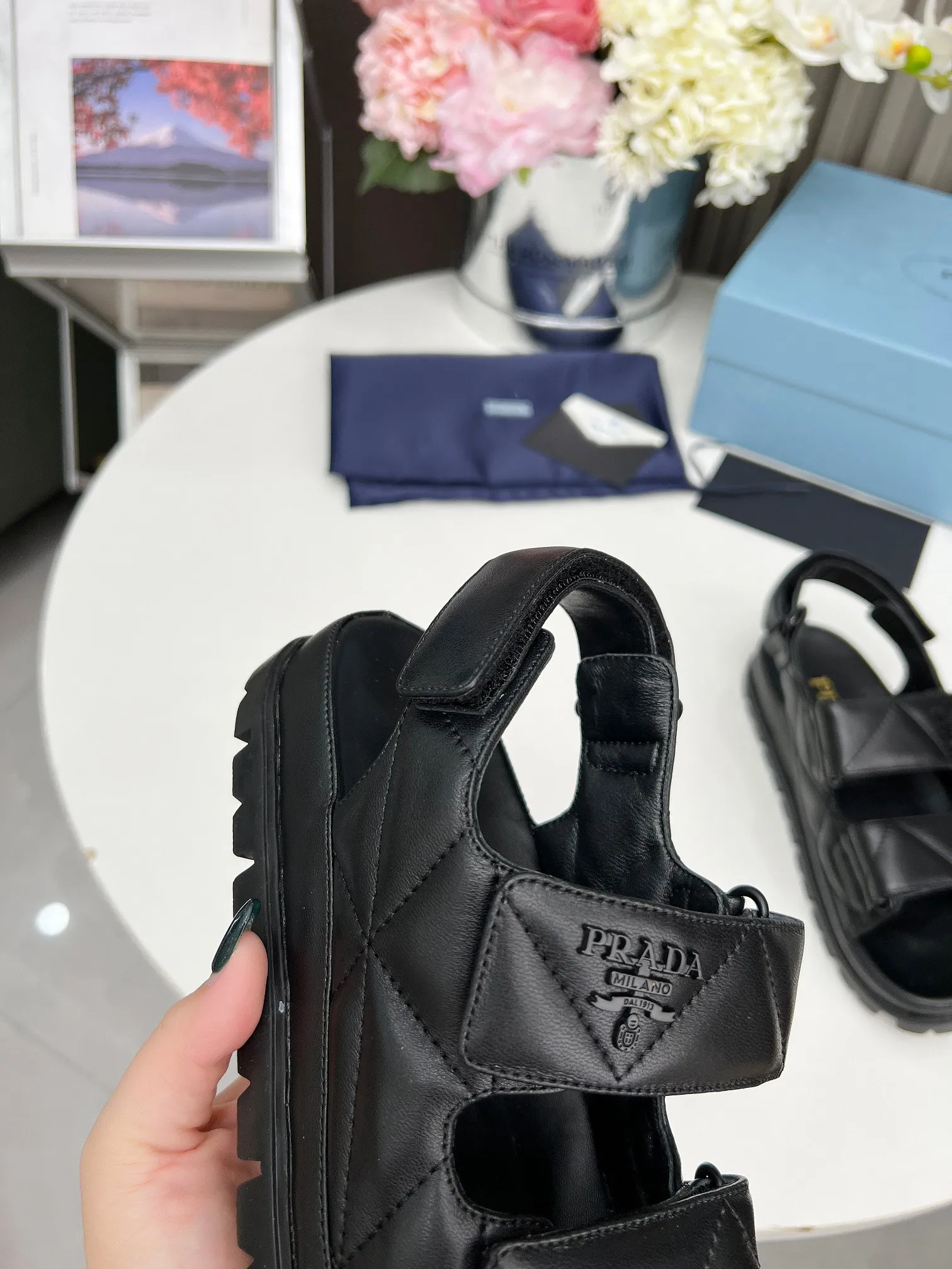 P480👟👟 PRADA Prada spring and summer catwalk new sandal series classic thick-soled sandals made of mixed sheepskin surface lambskin lining original hardware 1:1 development soft and delicate foot feel extremely comfortable versatile style original foam outsole 💝💝💝 easy to control 5 colors available (35-41)